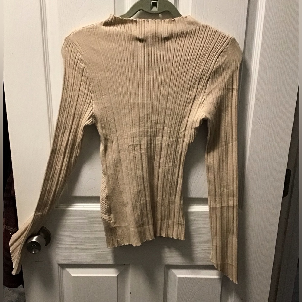 NWT! Haeof sweater Medium - Picture 2 of 8